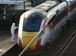 Onze pessoas são esfaqueadas em trem para Londres; o que se sabe sobre o ataque