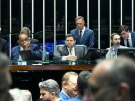 O Senado aprovou o projeto que reduz as penas do ex-presidente Jair Bolsonaro e de outros condenados por tentativa de golpe