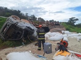 Carreta tomba na BR-163 e motorista morre preso às ferragens