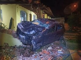 Homem mata vizinha, sequestra os filhos dela e bate carro em perseguição