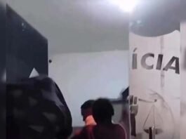 Mãe dá corretivo no filho em delegacia após prisão por roubo; Veja vídeo