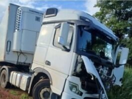 Homem morre ao bater em carreta durante ultrapassagem proibida