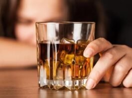 Mulher entorna o caneco, morde marido e ameaça fazer denúncia falsa de agressão para não ser presa