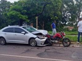 Vídeo mostra momento em que Corolla atinge moto e arremessa duas pessoas em Várzea Grande