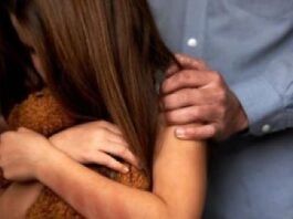 Mulher chama a polícia para marido que destruía a casa e aterrorizava filha de 6 anos