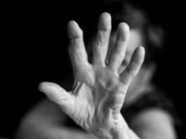 Morando com ex por dificuldades financeira, mulher é espancada com pedaço de madeira