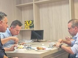 Longe do ‘trono’, Mauro inicia campanha tentando mostrar simplicidade