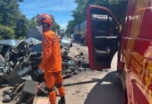 Batida entre Uno e caminhonete deixa motorista em estado gravíssimo na BR-070