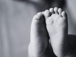 Menina de um ano morre após se afogar em piscina em casa