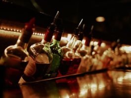 Mulher bêbada enforca homem em bar e o deixa sem movimento na perna e braço