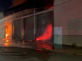 Incêndio atinge anexo da Secretaria de Educação e mobiliza equipes de emergência em Várzea Grande