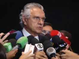 Caiado ataca Flávio Bolsonaro e diz que “conspirou” contra economia brasileira