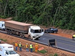 Carro bate de frente com carreta e duas pessoas morrem na BR-163