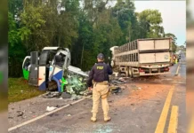 Acidente entre ônibus e carreta deixa 23 mortos e cinco feridos na BR-373 no Paraná
