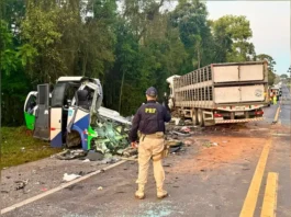 Acidente entre ônibus e carreta deixa 23 mortos e cinco feridos na BR-373 no Paraná
