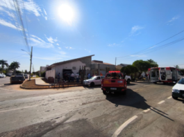 Bombeiros socorrem duas pessoas após colisão de veículos em Campo Verde