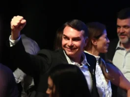 Flávio promete corte de impostos e gastos, e menos poder a sindicatos