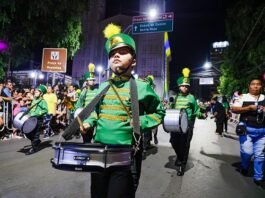 Novo horário conquista o público e leva 20 mil pessoas ao desfile em Cuiabá