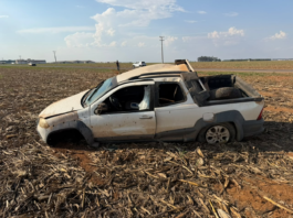 Carro capota em rodovia e motorista tem crise de ansiedade