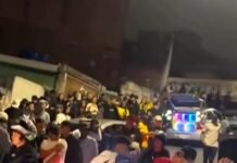 Adolescentes usam buracos em tábuas para fazer sexo ao ar livre em festa clandestina; vídeo