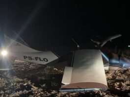 Avião atinge rede elétrica e faz pouso de emergência; dois ficam feridos