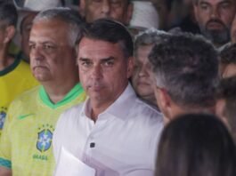 Flávio Bolsonaro viajou para os EUA? Veja onde ele foi visto após a derrota e o que Eduardo disse sobre deixar o Brasil