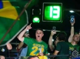 Campanha divulga foto de Flávio Bolsonaro fazendo o “L” embaixo do número “13”